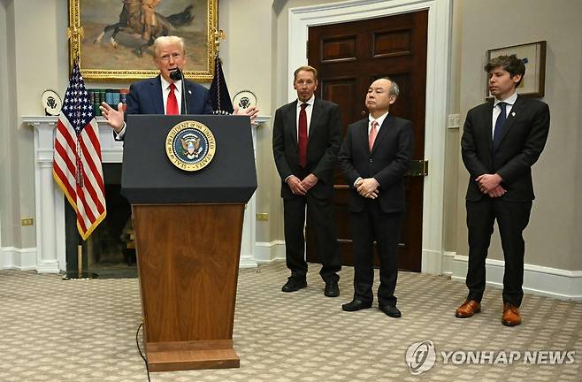 지난 21일 트럼프 미국 대통령과 기자회견에 참석한 래리 엘리슨 오라클 회장과 손정의 소프트뱅크 회장, 샘 올트먼 오픈AI CEO [워싱턴 AFP=연합뉴스. 재판매 및 DB 금지]