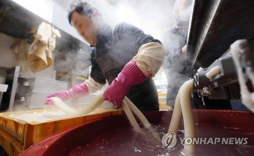 '가래떡 나와요' 설 앞두고 분주한 방앗간  (서울=연합뉴스) 김인철 기자 = 설 명절을 앞둔 19일 서울 마포구 망원시장의 한 방앗간에서 상인들이 가래떡을 뽑고 있다. 2023.1.19 yatoya@yna.co.kr