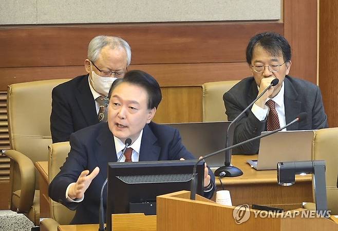 윤석열 대통령, 탄핵심판 3차 변론 발언 (서울=연합뉴스) 윤석열 대통령이 21일 오후 서울 종로구 헌법재판소에서 열린 탄핵심판 3차 변론에 출석해 피청구인석에서 발언하고 있다. 2025.1.21  [헌법재판소 제공. 재판매 및 DB 금지] photo@yna.co.kr