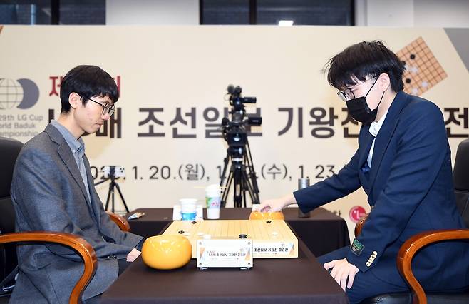 LG배 결승 3번기에서 커제(오른쪽) 반칙패와 기권패가 발생해 논란이 일고 있다. [한국기원 제공. 재판매 및 DB 금지]