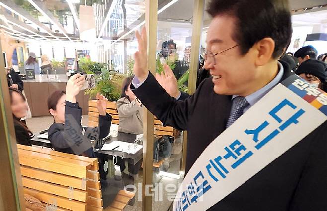 이재명 더불어민주당 대표가 24일 서울고속버스터미널에 방문해 시민들에게 인사하고 있다 (사진=이데일리 이배운)
