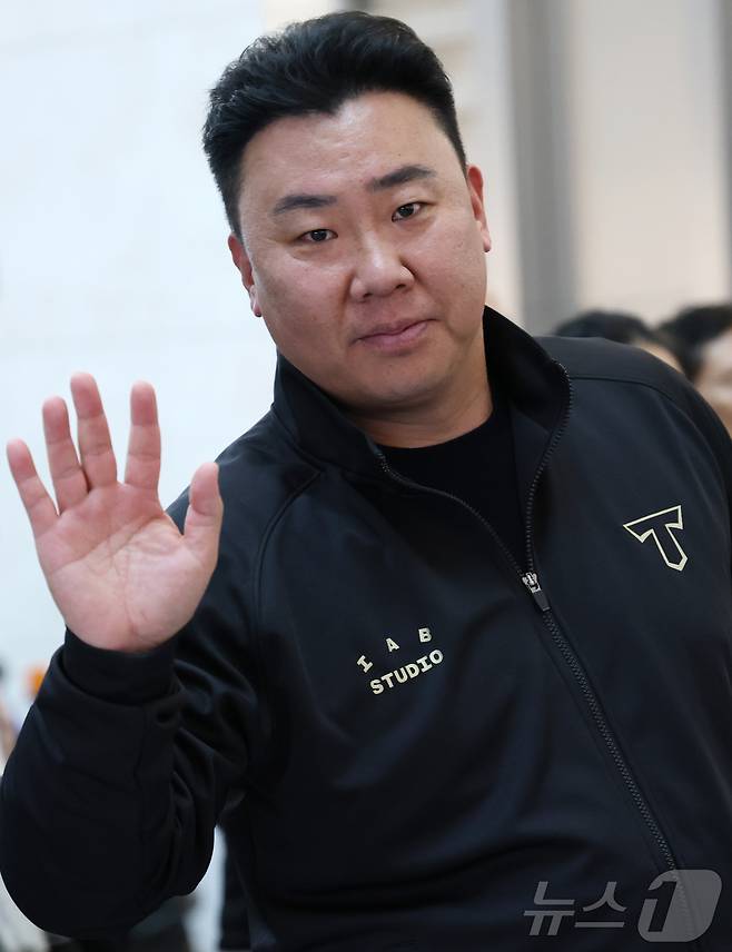 KIA 타이거즈 이범호 감독이 스프링캠프 참가를 위해 22일 오전 인천국제공항을 통해 미국 캘리포니아주 어바인으로 출국하기에 앞서 인사를 하고 있다. 2025.1.22/뉴스1 ⓒ News1 권현진 기자