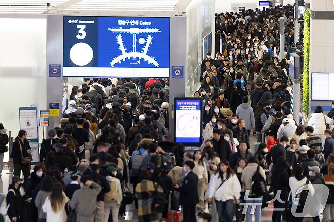 설 명절 연휴를 앞둔 23일 오전 인천국제공항 1터미널 출국장이 이용객들로 붐비고 있다.  2025.1.23/뉴스1 ⓒ News1 이승배 기자