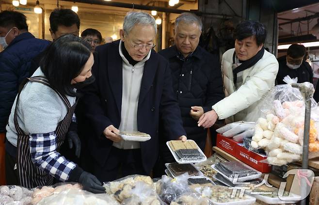 유인촌 문화체육관광부 장관이 24일 설 명절을 앞두고 서울 동대문구 경동시장을 찾아 물품을 구매하고 있다. (문화체육관광부 제공) 2025.1.24/뉴스1
