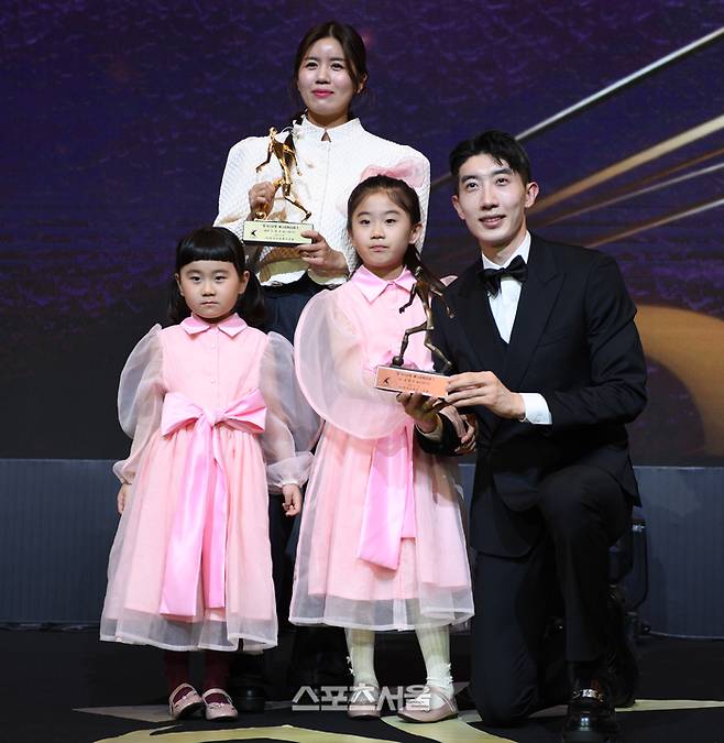 조현우가 지난해 11월29일 서울 서대문구 스위스 그랜드호텔에서 열린 2024 K리그 시상식에서 MVP를 수상한 뒤 가족과 기념촬영하고 있다. 최승섭기자 thunder@sportsseoul.com