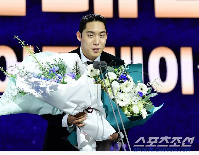 13일 오후 서울 삼성동 코엑스 오디토리움에서 2024 KBO골든글러브 시상식이 열렸다. 페어플레이상 수상한 원태인. 삼성동=송정헌 기자songs@sportschosun.com/2024.12.13/