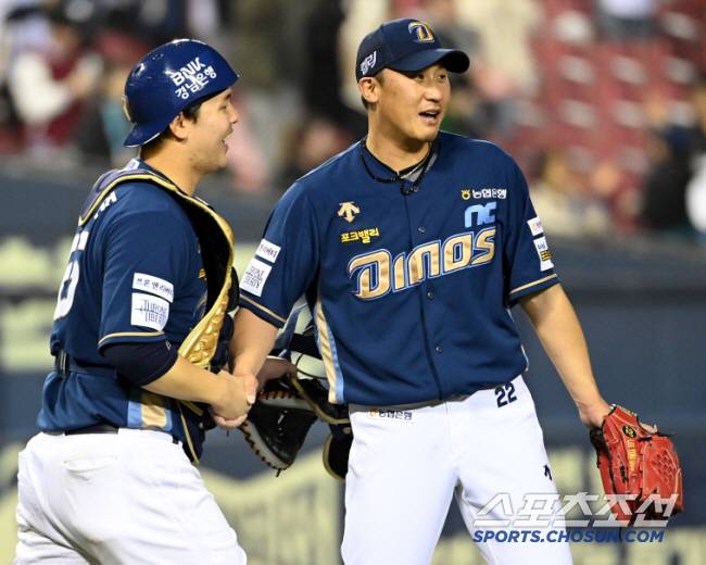 경기 종료 후 기쁨을 나누는 이용찬-김형준 배터리의 모습. 잠실=허상욱 기자wook@sportschosun.com