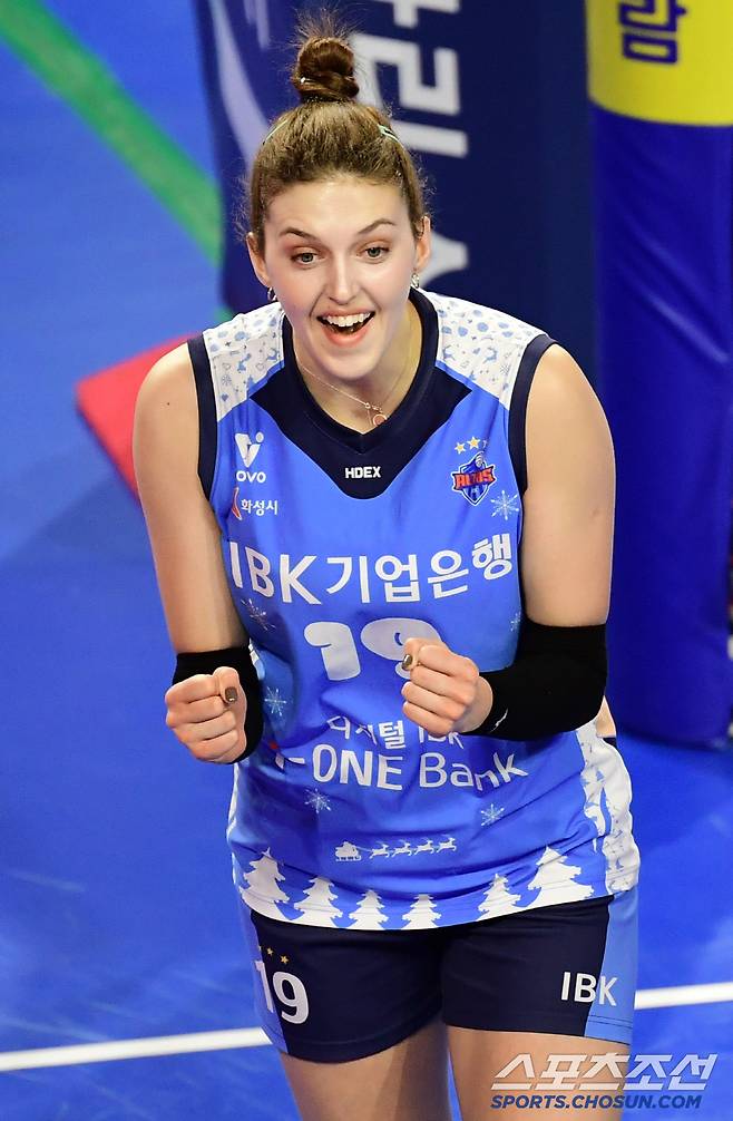 9일 화성 종합실내체육관에서 열린 배구 V리그 여자부 IBK기업은행과 페퍼저축은행의 경기. 3세트를 따낸 IBK 빅토리아가 동료들과 함께 기뻐하고 있다. 화성=송정헌 기자songs@sportschosun.com/2025.01.09/