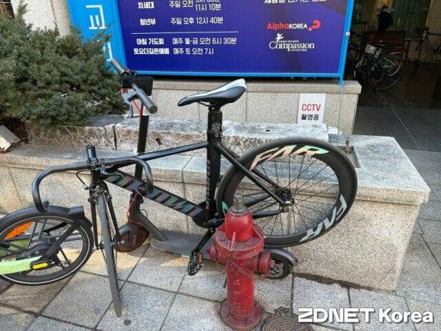 학원가 일대에 전동킥보드와 자전거가 주차되어 있다