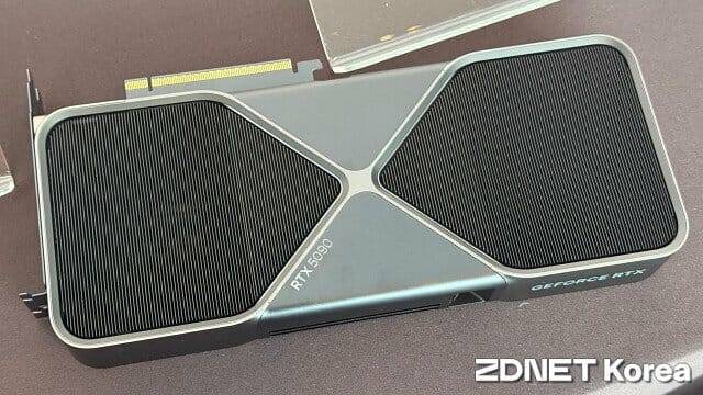 엔비디아 지포스 RTX 5090 파운더스 에디션 그래픽카드. (사진=지디넷코리아)