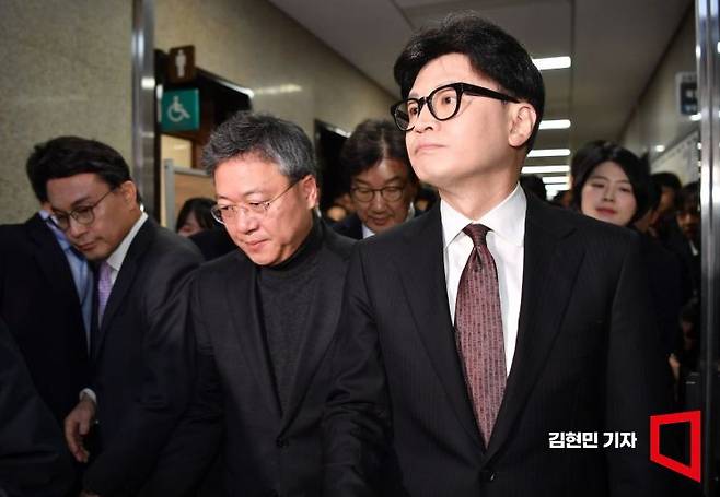 한동훈 국민의힘 대표가 16일 국회에서 당대표직 사퇴 의사를 밝힌 뒤 떠나고 있다. 김현민 기자