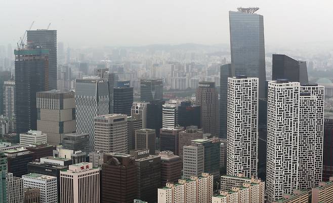 서울 여의도 63빌딩에서 바라본 빌딩 모습. /뉴스1