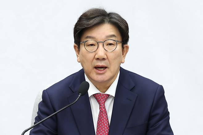 권성동 국민의힘 원내대표가 24일 오전 서울 여의도 국회애서 열린 원내대책회의에서 모두발언을 하고 있다. /뉴스1