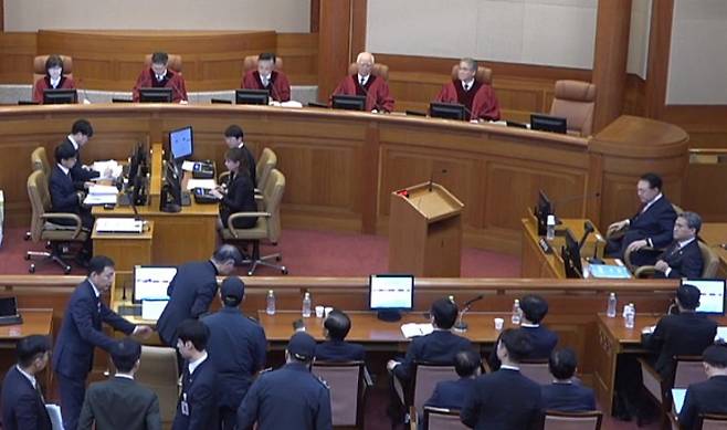 윤석열 대통령과 김용현 전 국방부 장관이 지난 23일 오후 서울 종로구 헌법재판소에서 열린 윤석열 대통령 탄핵심판 4차변론에 출석한 모습. (헌법재판소 제공) /사진=뉴스1