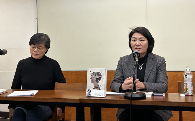 23일 서울 중구 프란치스코 교육회관에서 열린 '오염된 정의' 북토크에서 저자인 김희원(오른쪽) 한국일보 뉴스스탠다드실장이 발언하고 있다. 왼쪽은 사회를 맡은 이희정 미디어오늘 대표. 남보라 기자