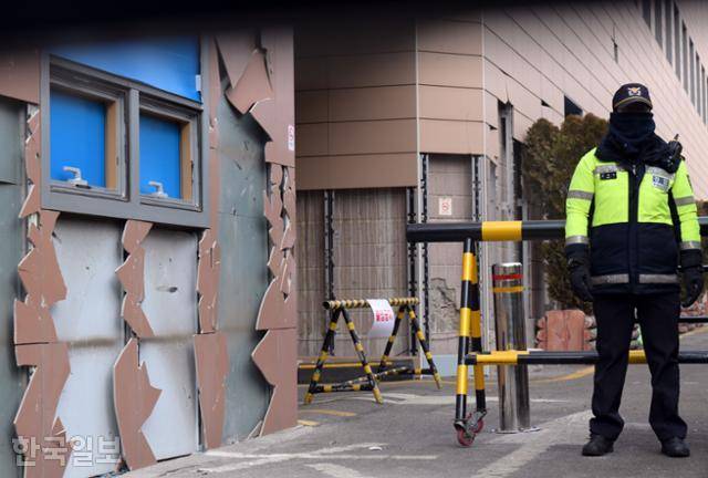 20일 서울 마포구 서울서부지방법원 앞에서 경찰이 경계 근무를 서고 있다. 윤석열 대통령이 내란 우두머리 혐의로 구속된 19일 새벽 지지자들은 서부지법을 습격해 창문, 외벽 등 법원 기물을 파손했다. 강예진 기자