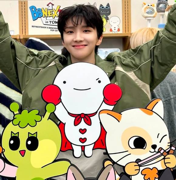 '쁘넥도' 팝업에 간 보이넥스트도어 멤버 운학. [사진=보이넥스트도어 공식 인스타그램]