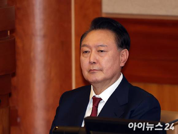 윤석열 대통령이 지난 23일 서울 종로구 헌법재판소에서 열린 탄핵심판 4차 변론에 출석하고 있다. [사진=사진공동취재단]