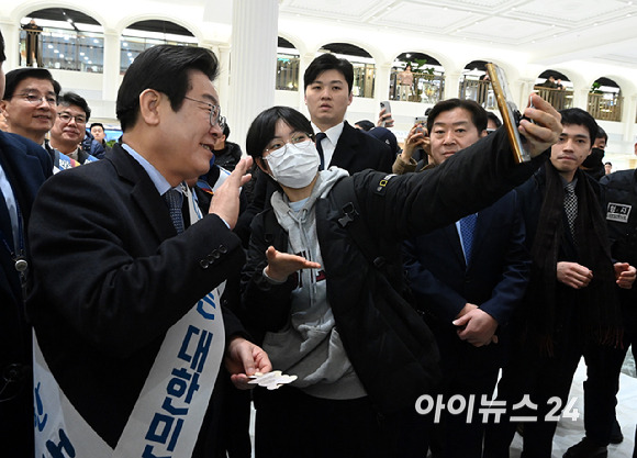 이재명 더불어민주당 대표를 비롯한 당직자들이 24일 오전 서울 서초구 반포동 고속터미널에서 설귀성객들에게 인사하고 있다. [사진=곽영래 기자]