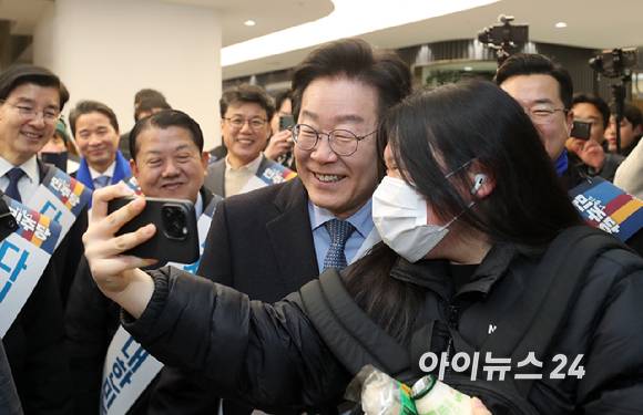 이재명 더불어민주당 대표가 24일 오전 서울 서초구 반포동 고속터미널에서 시민들에게 설 귀성 인사를 하고 있다.