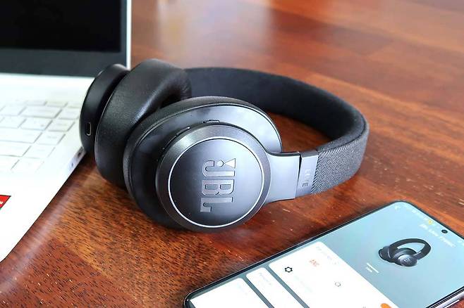 JBL 라이브 770NC / 출처=IT동아