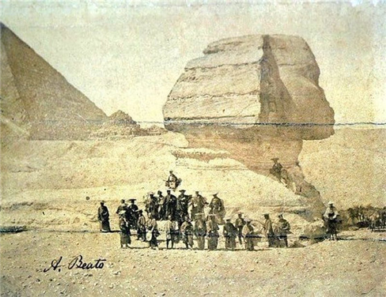 1863년 이집트 기자 지역에 있는 스핑크스를 방문한 일본의 2차 사절단. 사무라이 복장을 한 이들은 관람에 나선 것이었지만 과거에서 온 듯한 차림새로 인해 관람의 대상이기도 했다. [사진 윤상인]