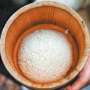 식사 시간에 맞춰 나무통에 담아내는 쌀밥. [사진 김성현]