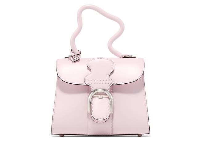 핑크 컬러의 브리앙 미니 웨이비 백 역시 이번 서리얼 컬렉션에서 중요한 제품이다. 왜곡된 손잡이가 특징이다. 사진 델보