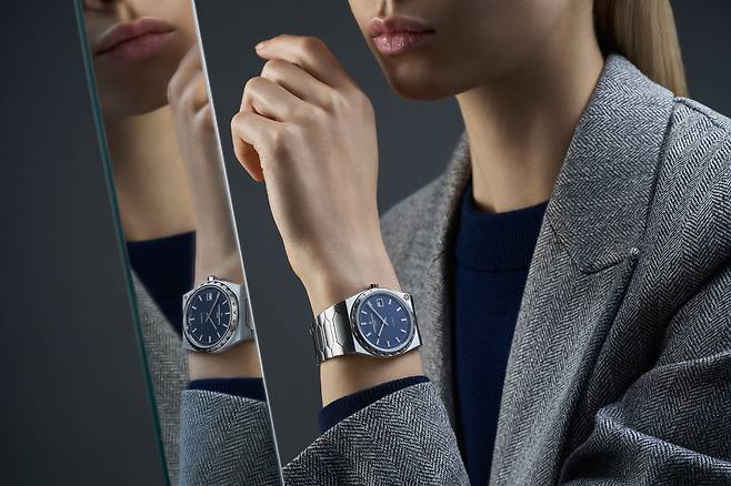 케이스의 지름은 37mm다. 남녀 모두 부담없이 찰 수 있는 크기다. 사진 바쉐론 콘스탄틴