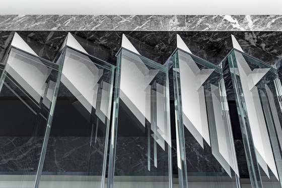 커팅 글라스로 구조적인 모던함을 연출했다. 사진 셀린느