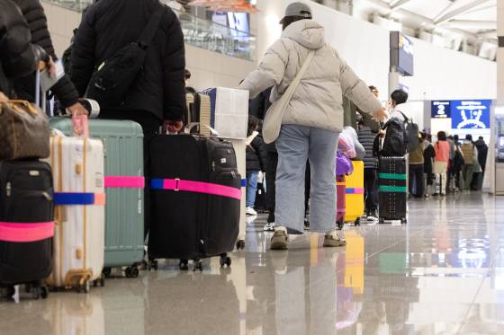 설 명절 연휴를 앞둔 23일 오전 인천국제공항 1터미널 출국장에서 이용객들이 탑승수속을 위해 길게 줄 서 있다. 뉴스1