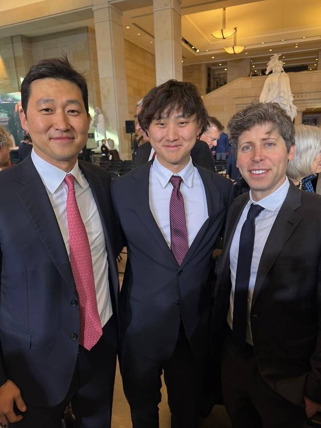 From left: Coupang founder and CEO Bom Kim, Scale AI CEO Alexandr Wang  and OpenAI CEO Sam Altman pose for a photo in the Emancipation Hall at the US Capitol on Jan. 20. (Alexandr Wang's X account)