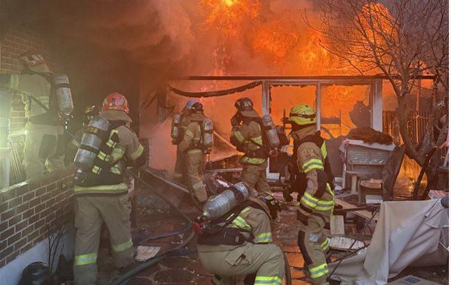 23일 오후 5시 39분께 경산시 내동의 한 주거용 컨테이너에서 불이 나 50대 여성 1명이 숨졌다. 경북소방본부 제공