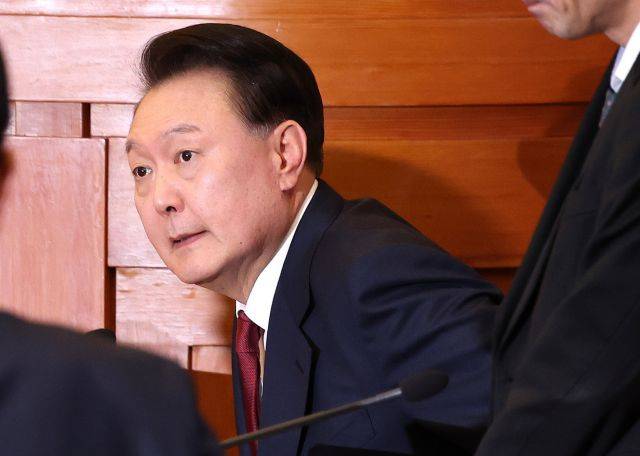 윤석열 대통령이 지난 23일 서울 종로구 헌법재판소에서 열린 탄핵심판 4차 변론에 출석해 있다. 연합뉴스