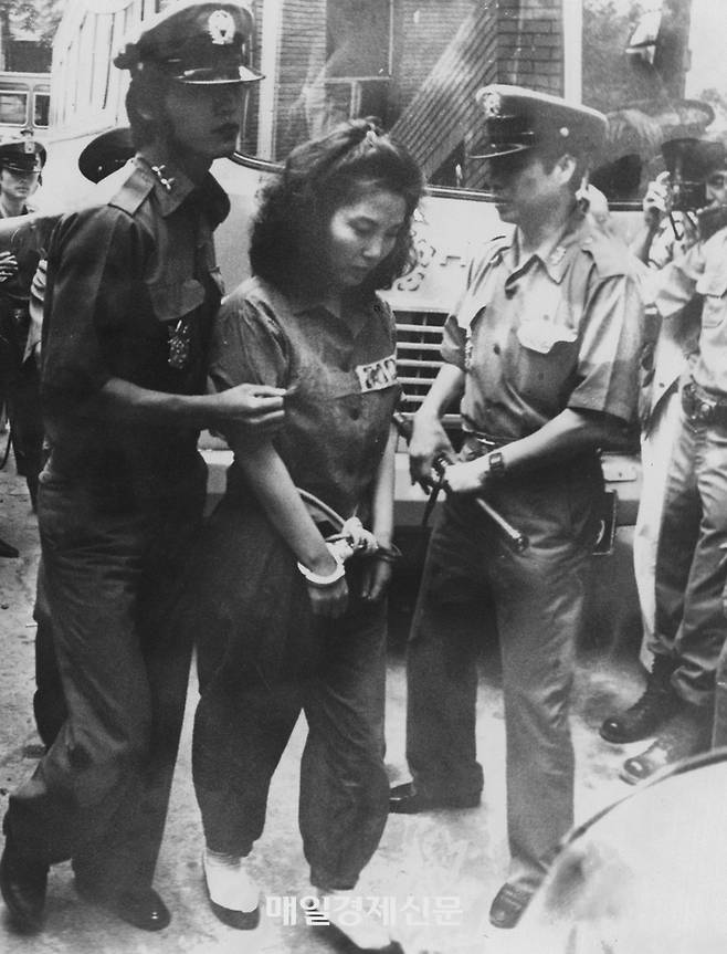 1982년 거액 어음사기 사건에 대한 첫 공판을 받으러 서울 형사지법 법정으로 들어가는 장영자. 매일경제DB