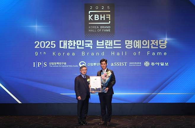 키녹, 브랜드 명예의 전당 수상_허태성 교원프라퍼티 호텔연수사업부문장(사진 오른쪽) / 사진=교원그룹