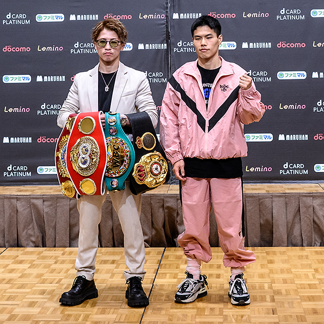 이노우에 나오야와 김예준이 1월22일 프로복싱 슈퍼밴텀급 통합타이틀매치 기자회견 촬영을 하고 있다. 챔피언 벨트는 왼쪽부터 세계복싱기구 국제복싱연맹 세계복싱평의회 세계복싱협회. 사진=AFP=연합뉴스 제공