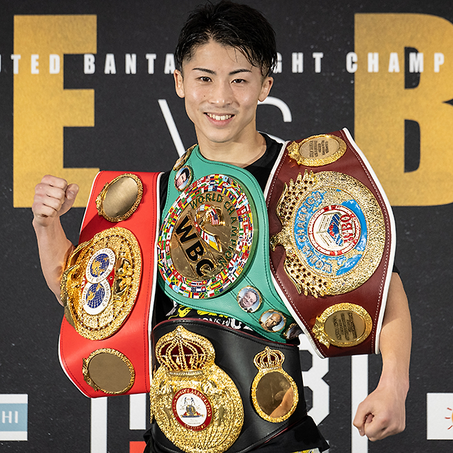 이노우에 나오야가 2022년 12월 일본 도쿄 아리아케 아레나에서 프로복싱 밴텀급 통합 타이틀 획득 기념 촬영을 하고 있다. 챔피언 벨트는 왼쪽부터 국제복싱연맹 세계복싱평의회 세계복싱기구, 아래는 세계복싱협회. 사진=AFP=연합뉴스 제공
