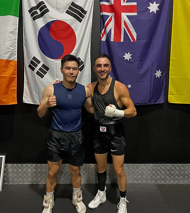 김예준(왼쪽)이 1월7일 호주 브리즈번 웨스트 엔드 복싱 스페셜리스트 유나이티드 파이트 팀에서 WBO 밴텀급 챔피언 출신 제이슨 멀로니와 훈련 후 기념 촬영을 하고 있다. 사진@JasonMoloneyBoxing