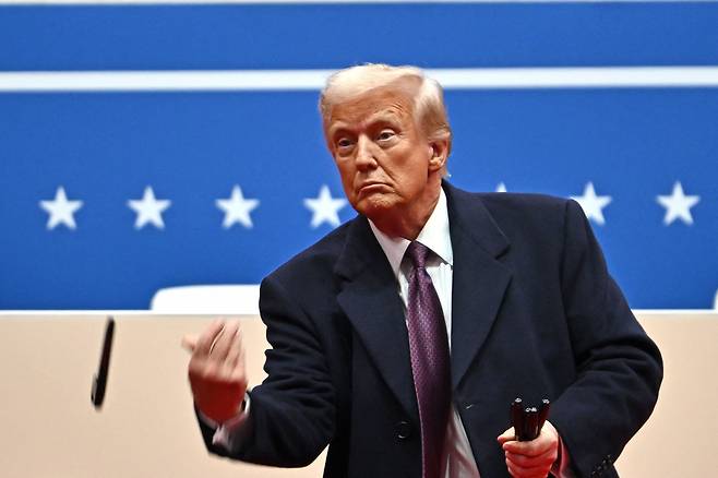 도널드 트럼프 미국 대통령이 20일(현지시간) 워싱턴 캐피털원 아레나에서 열린 취임 축하 퍼레이드서 행정 명령에 서명을 한 뒤 펜을 던지고 있다. 2025.01.21 /AFPBBNews=뉴스1