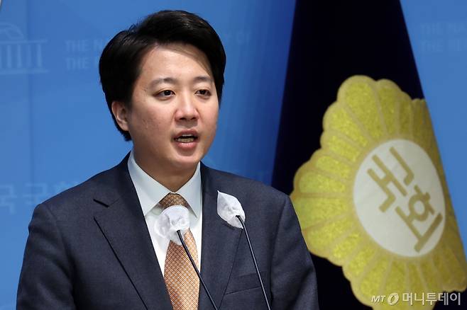 [서울=뉴시스] 조성우 기자 = 이준석 개혁신당 의원이 24일 오후 서울 여의도 국회 소통관에서 현안 관련 기자회견을 하고 있다. 2025.01.24. xconfind@newsis.com /사진=조성우