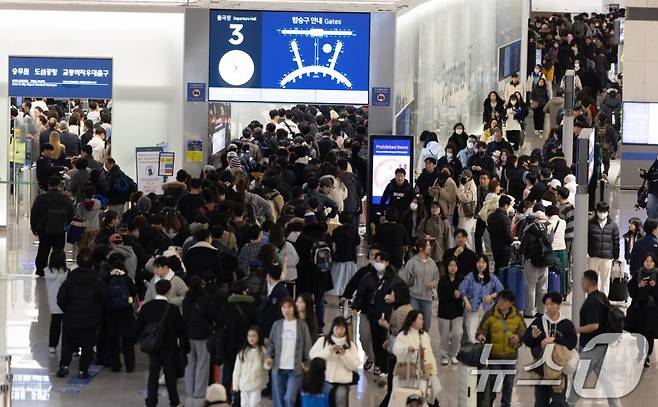 설 명절 연휴를 앞둔 지난 23일 오전 인천국제공항 1터미널 출국장이 이용객들로 붐비고 있다./사진=뉴스1