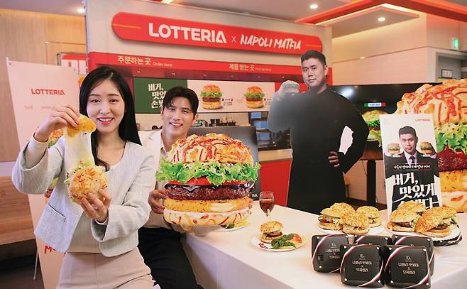 롯데리아는 2025년 첫 신 메뉴 '나폴리맛피아 모짜렐라버거' 2종과 함께 올해도 이색 메뉴를 통해 흥행 가도를 이어갈 계획이다. /사진=롯데리아