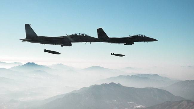 F-15K 전투기‘폭탄 투하’ 23일 경기 포천시 승진훈련장에서 열린 ‘공지합동 통합화력 운용 훈련’에서 F-15K 전투기가 표적을 향해 MK-84 폭탄을 투하하고 있다.  연합뉴스