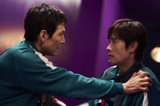 배우 이병헌은 오영일이라는 이름에 대해 "황동혁 감독님에게 번호표와 이름이 똑같으면 장난 같지 않냐고 물어봤는데 감독님은 오히려 재미있을거 같다고 하시더라"고 밝혔다. 넷플릭스 제공