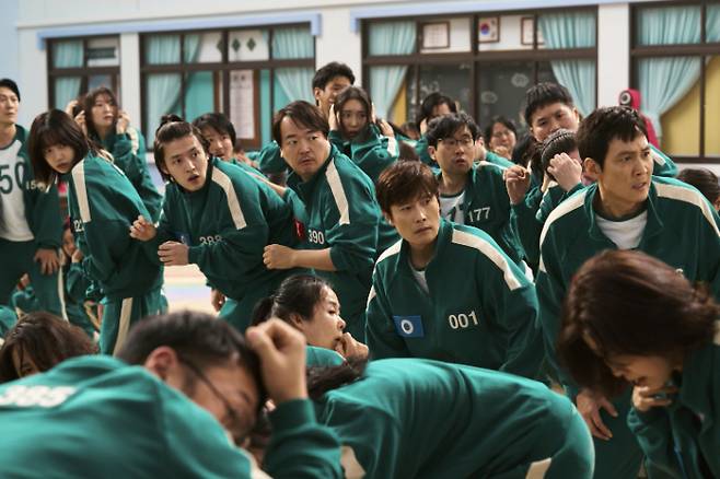 이병헌은 황동혁 감독을 두고 "진짜 천재"라고 감탄했다. 그는 "tvN 드라마 우리들의 블루스(2022)를 촬영하고 있었을 당시 황 감독님이 오셔서 밥을 먹었다"며 "그때만 하더라도 시즌2에 대한 아무 구상이 없었는데 6개월 동안 대본을 만드셨더라. 13개 에피소드를 이렇게 짜임새 있게 짤지 몰랐다"고 엄지를 치켜세웠다. 넷플릭스 제공