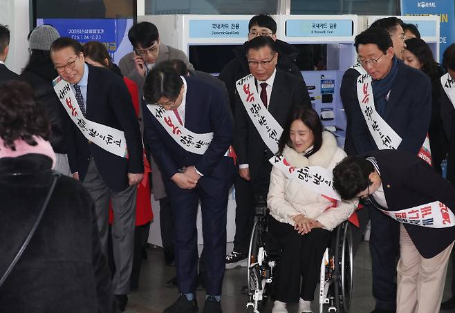 국민의힘 김상훈 의원이(오른쪽 두번째) 국민의힘 권영세 비상대책위원장, 권성동 원내대표 등과 함께 24일 오전 서울역에서 설 귀성 인사를 하고 있다. 연합뉴스
