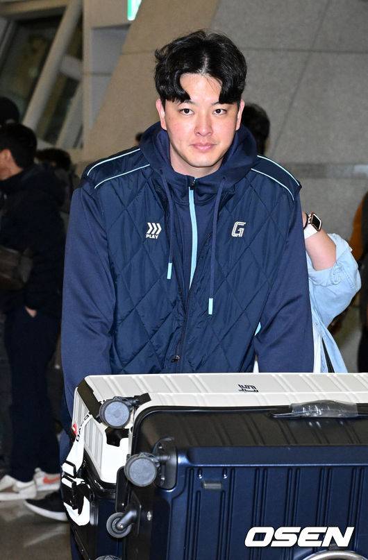 [OSEN=인천공항, 이대선 기자] 롯데 자이언츠 선수단이 24일 인천공항을 통해 전지훈련지인 대만 타이난으로 출국했다.김태형 감독을 비롯해&nbsp;코칭스태프 13명과 함께 투수 20명, 포수 5명, 내야수 9명, 외야수 7명으로 총 41명의 선수들이 내달 21일까지 1차 캠프를 치른 뒤 22일부터 3월5일까지 일본 미야자키로 옮겨 2차 캠프를 소화하는 일정이다.&nbsp; 롯데 김원중이 출국장으로 이동하고 있다. 2025.01.24 /sunday@osen.co.kr