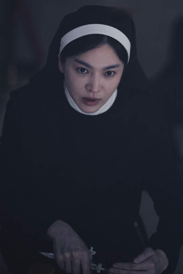 ▲구마의식을 펼치는 유니아 수녀. ⓒNEW