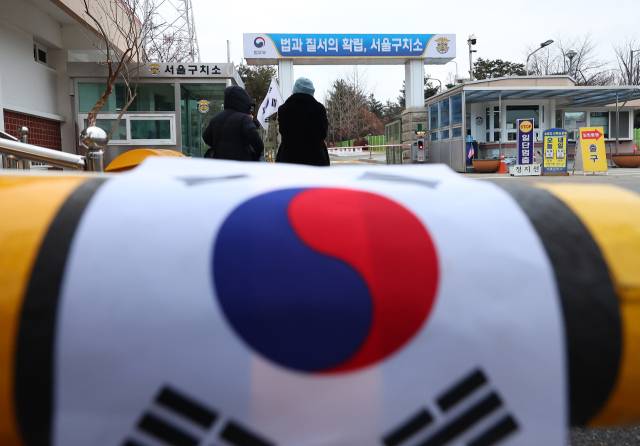 ▲윤석열 대통령이 내란 우두머리 혐의로 고위공직자범죄수사처에 체포된 지 이틀째인 16일 오전 경기도 의왕시 서울구치소 앞에 윤 대통령 지지자들의 태극기가 놓여 있다. ⓒ연합뉴스